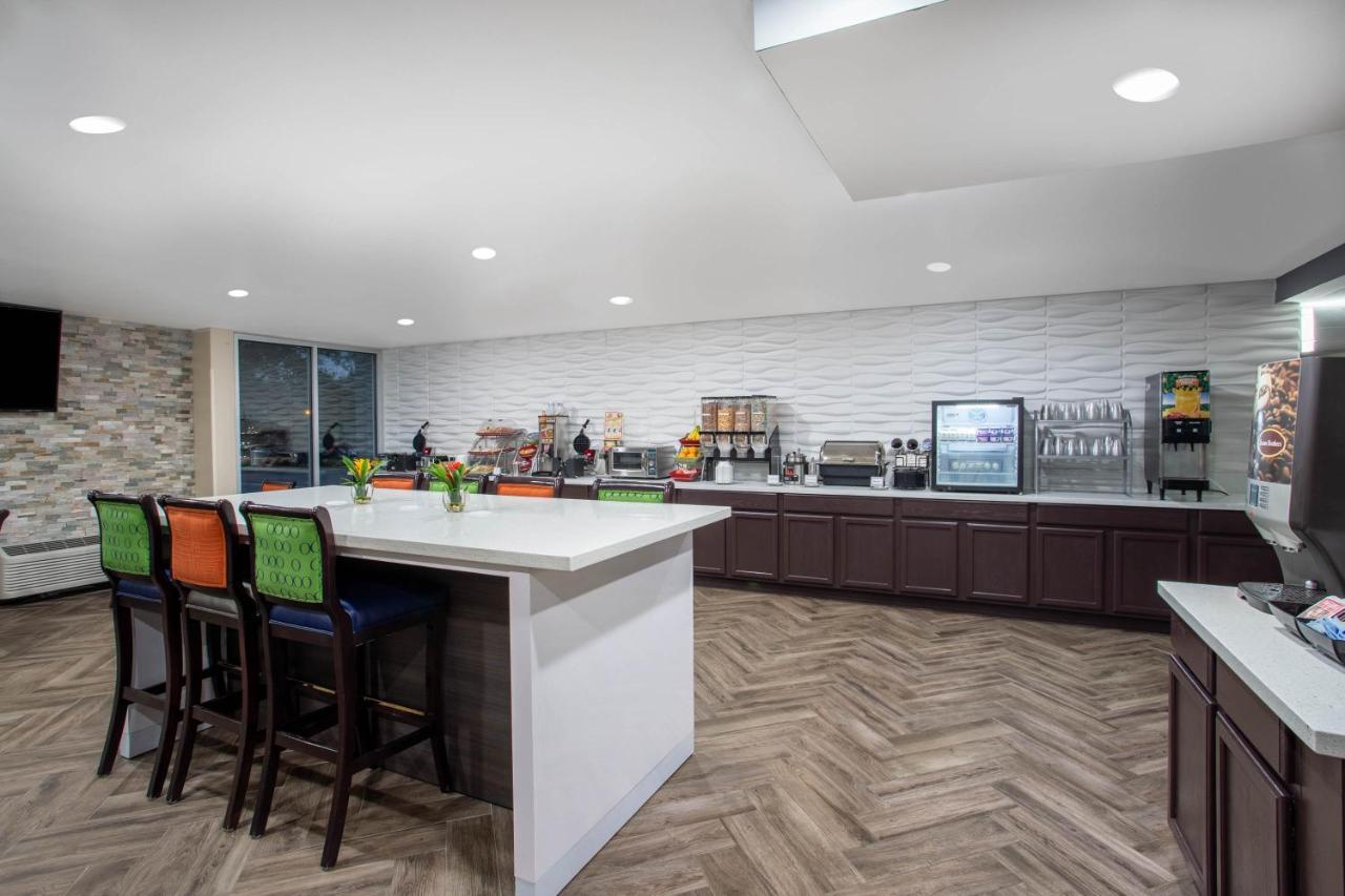 Wingate By Wyndham Bloomington Hotel Bagian luar foto